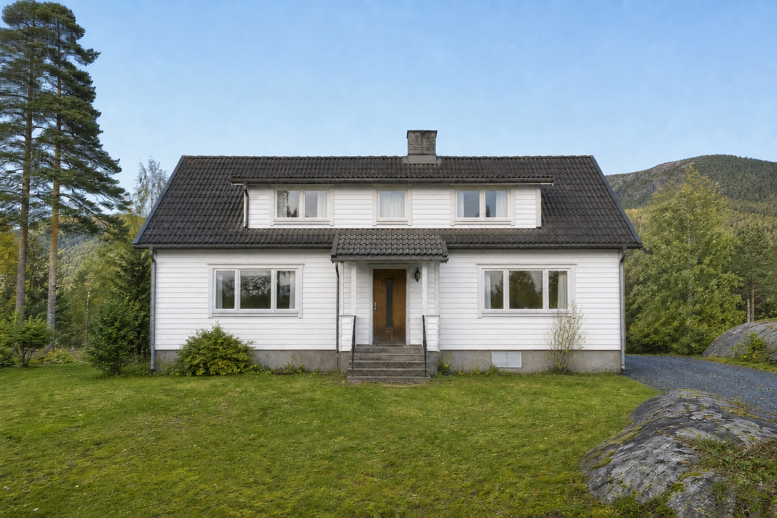 Husfasade før malermakeover