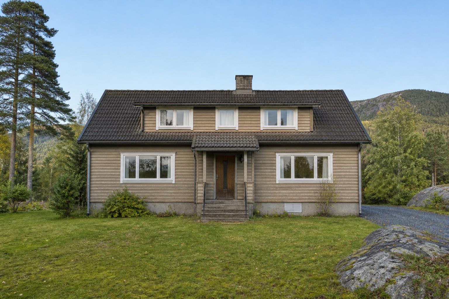 Husfasade etter malermakeover